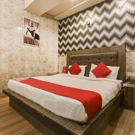 Collection O 76248 Hotel D Crown New Delhi Buitenkant foto