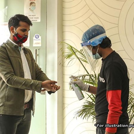 Collection O 76248 Hotel D Crown New Delhi Buitenkant foto