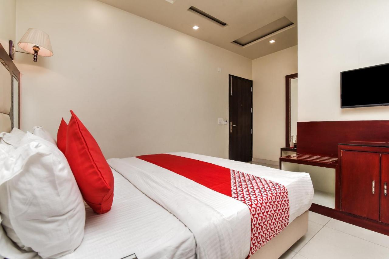 Collection O 76248 Hotel D Crown New Delhi Buitenkant foto