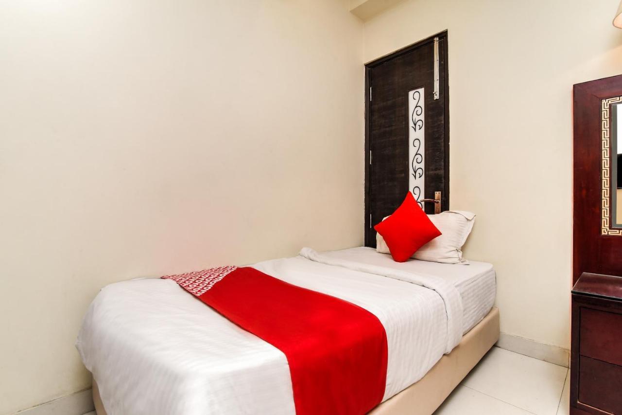 Collection O 76248 Hotel D Crown New Delhi Buitenkant foto