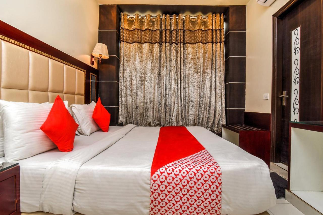 Collection O 76248 Hotel D Crown New Delhi Buitenkant foto
