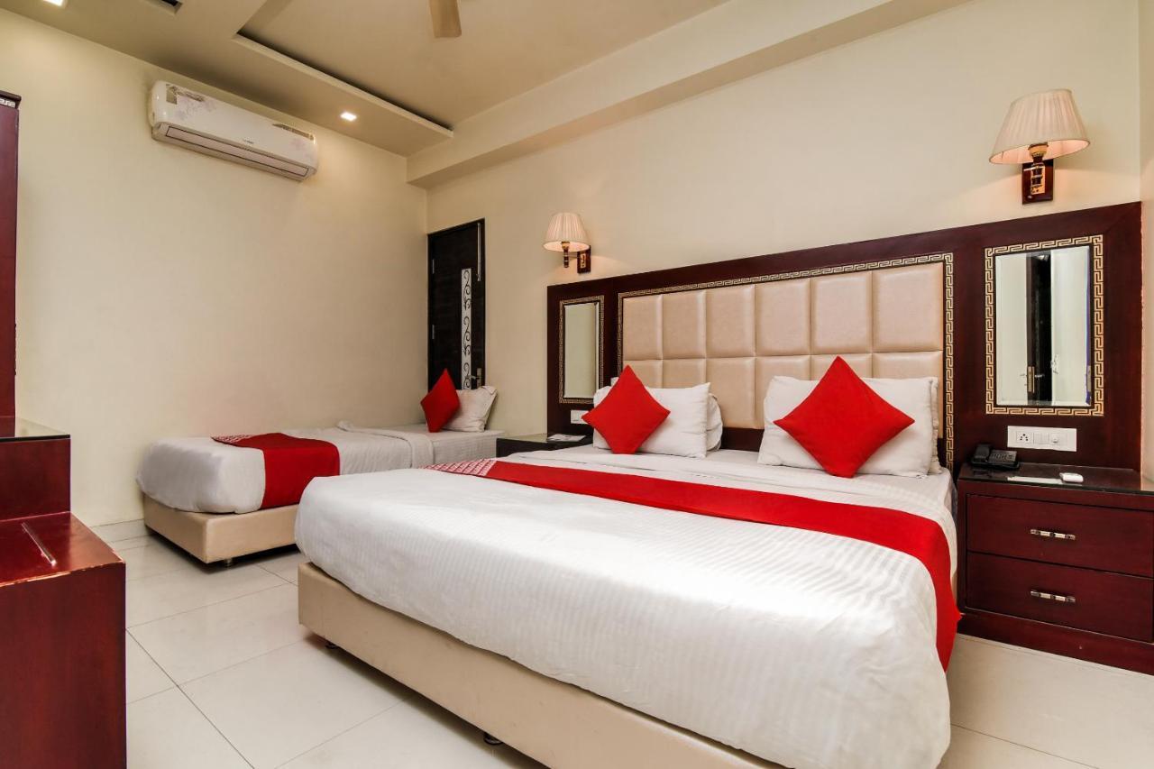 Collection O 76248 Hotel D Crown New Delhi Buitenkant foto