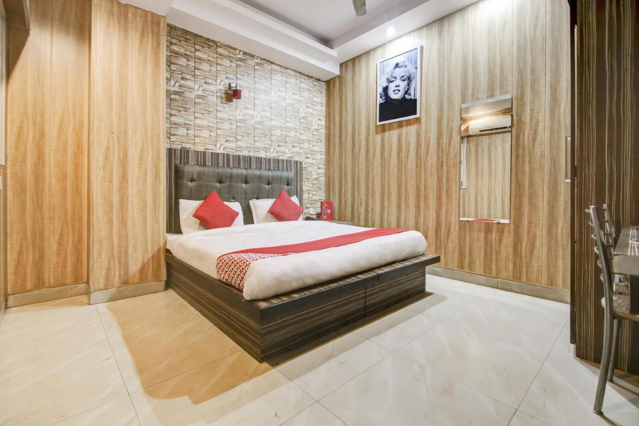 Collection O 76248 Hotel D Crown New Delhi Buitenkant foto