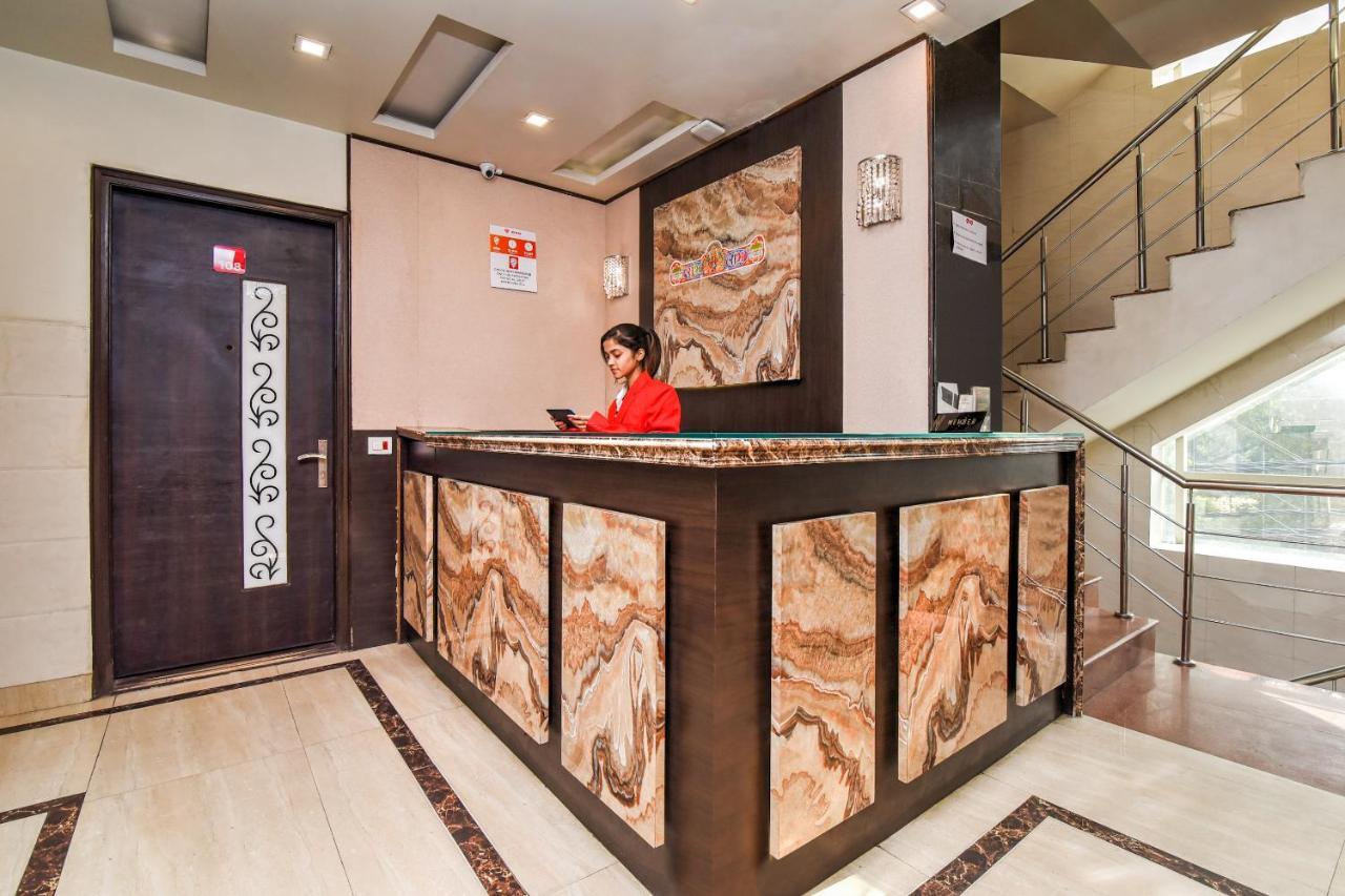 Collection O 76248 Hotel D Crown New Delhi Buitenkant foto